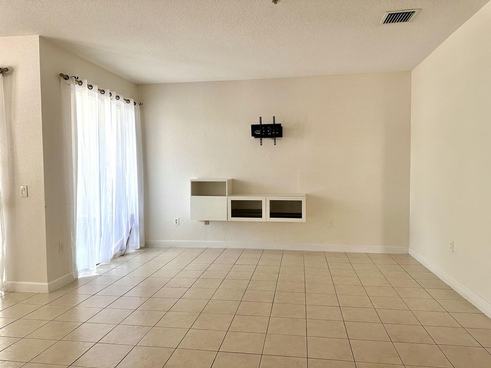 合同活跃: $2,400 (3 贝兹, 2 浴室, 1457 平方英尺)