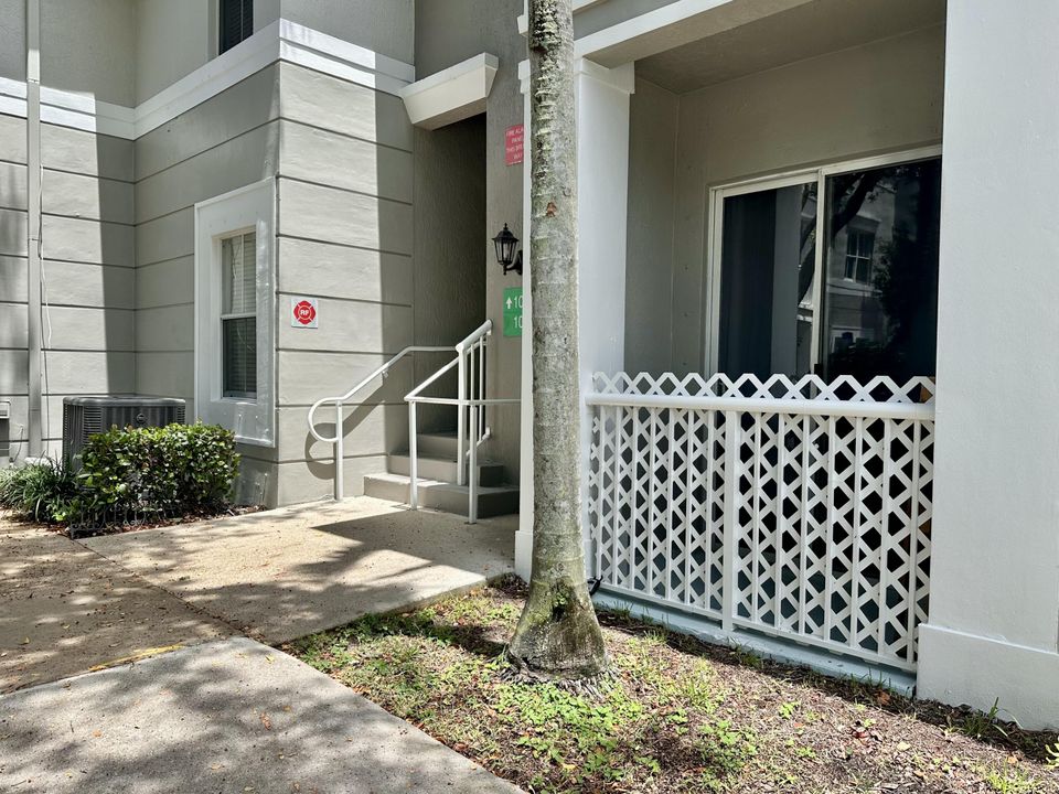 合同活跃: $2,400 (3 贝兹, 2 浴室, 1457 平方英尺)