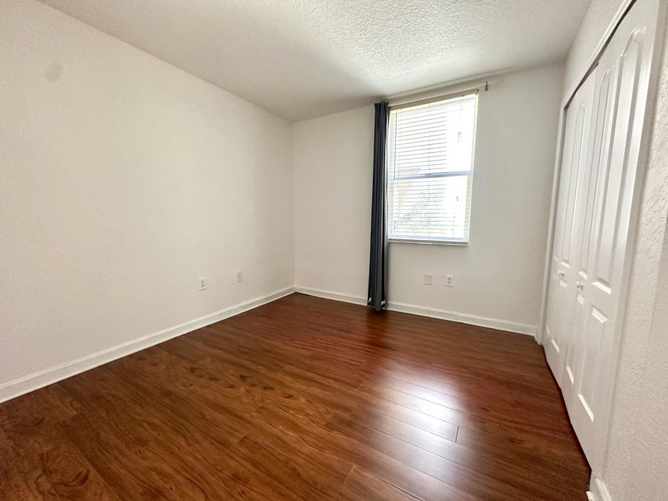 合同活跃: $2,400 (3 贝兹, 2 浴室, 1457 平方英尺)