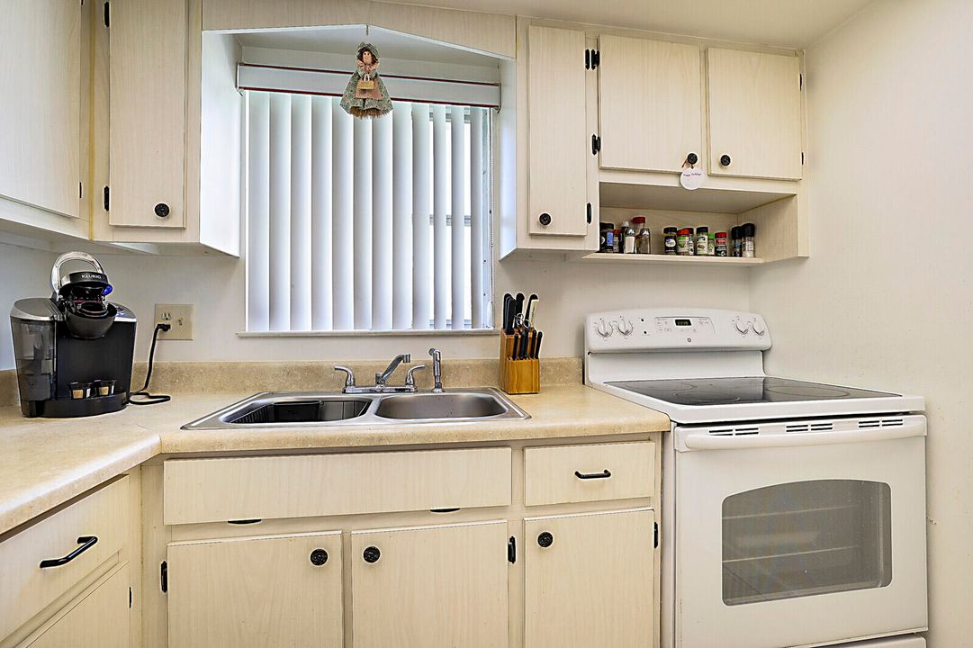 Active With Contract: $65,000 (1 beds, 1 baths, 611 Square Feet)