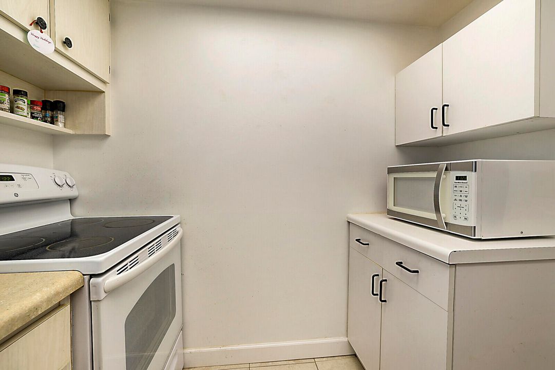 Active With Contract: $65,000 (1 beds, 1 baths, 611 Square Feet)