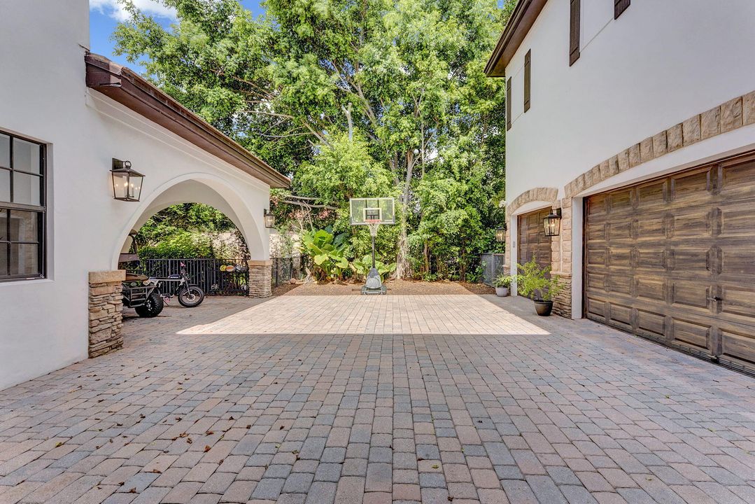 Active With Contract: $1,889,000 (6 beds, 4 baths, 4441 Square Feet)