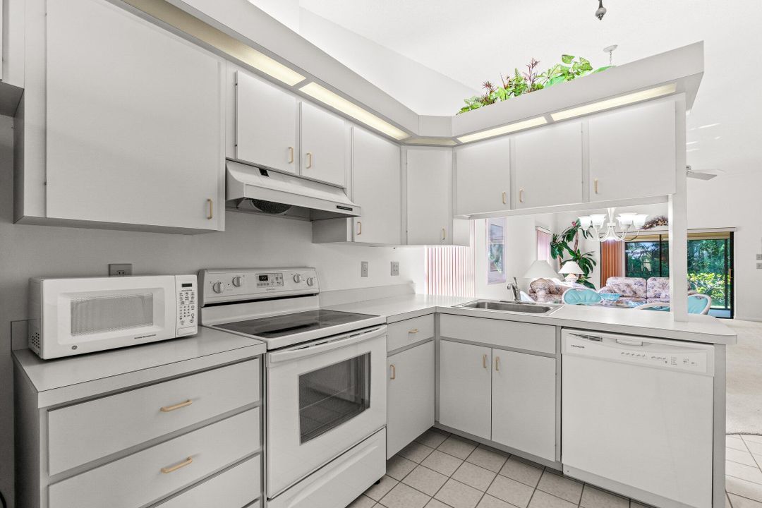 For Sale: $329,900 (2 beds, 2 baths, 1638 Square Feet)