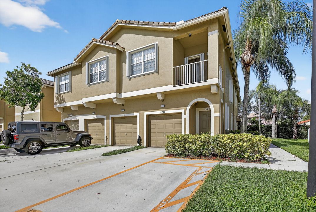 合同活跃: $330,000 (3 贝兹, 2 浴室, 1210 平方英尺)