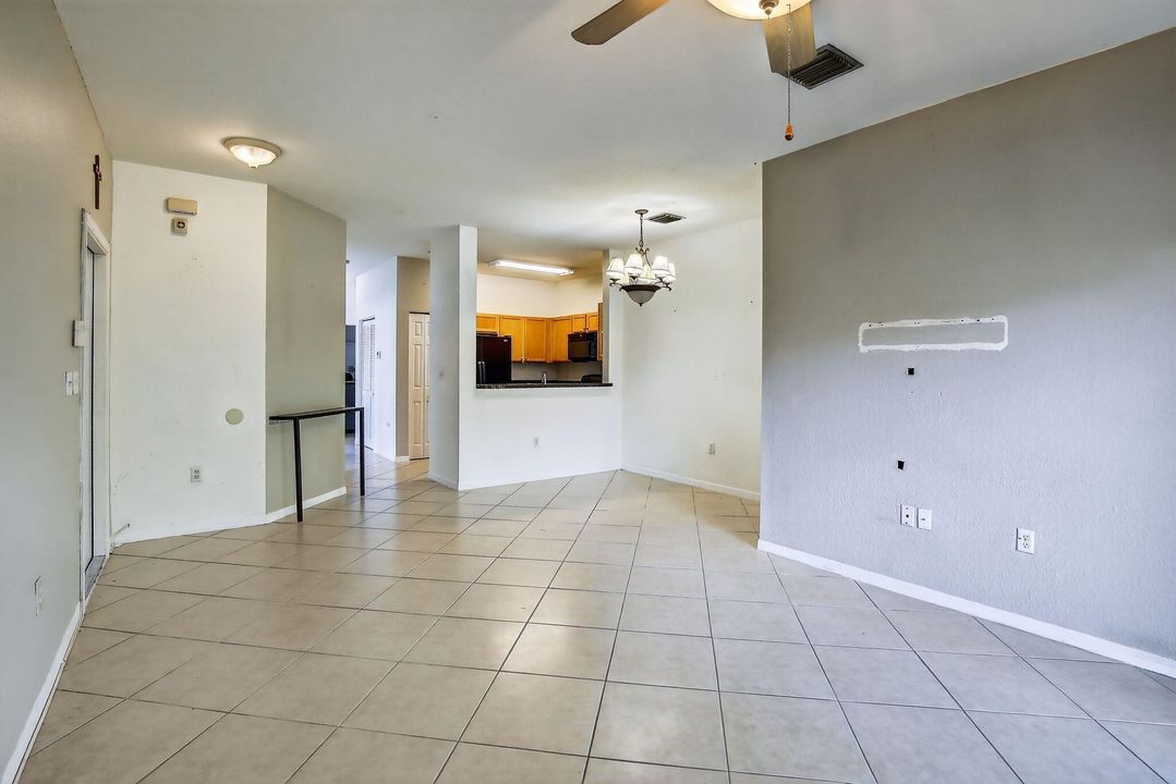 合同活跃: $330,000 (3 贝兹, 2 浴室, 1210 平方英尺)