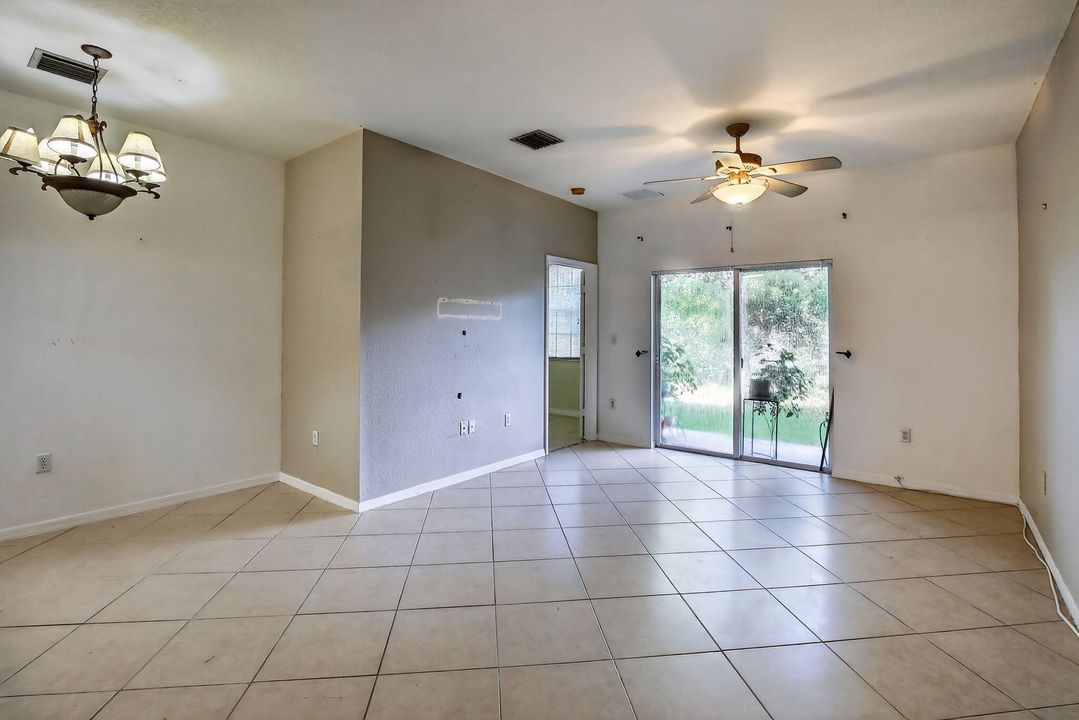 合同活跃: $330,000 (3 贝兹, 2 浴室, 1210 平方英尺)