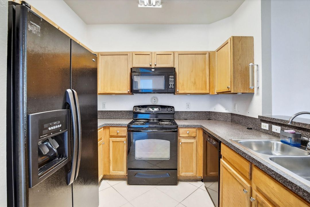 合同活跃: $330,000 (3 贝兹, 2 浴室, 1210 平方英尺)