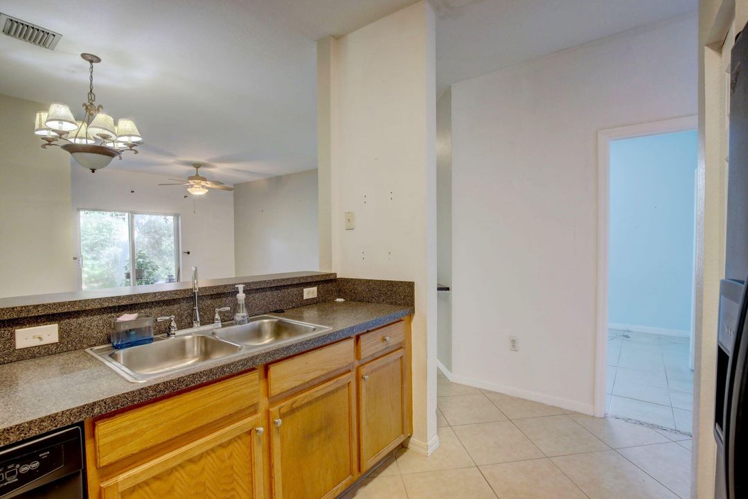 合同活跃: $330,000 (3 贝兹, 2 浴室, 1210 平方英尺)