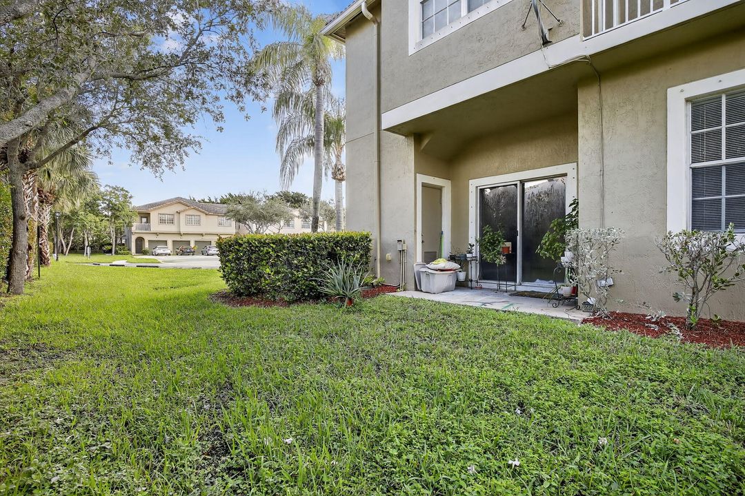 合同活跃: $330,000 (3 贝兹, 2 浴室, 1210 平方英尺)