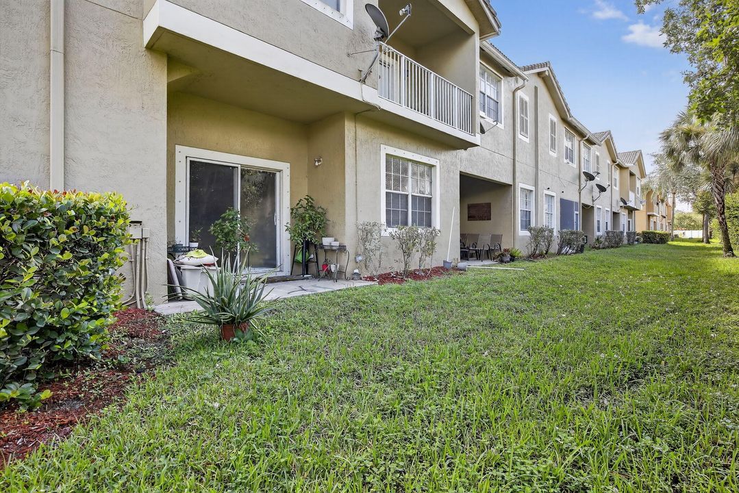 合同活跃: $330,000 (3 贝兹, 2 浴室, 1210 平方英尺)