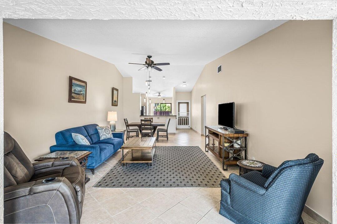 For Sale: $299,000 (2 beds, 2 baths, 1370 Square Feet)