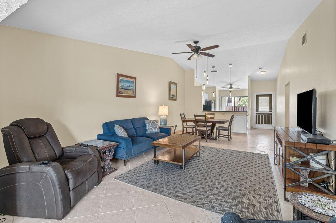 For Sale: $299,000 (2 beds, 2 baths, 1370 Square Feet)