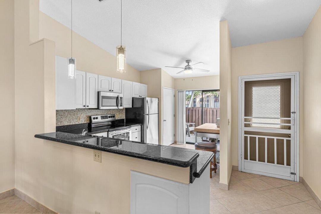 For Sale: $299,000 (2 beds, 2 baths, 1370 Square Feet)