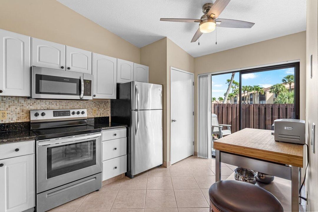 For Sale: $299,000 (2 beds, 2 baths, 1370 Square Feet)
