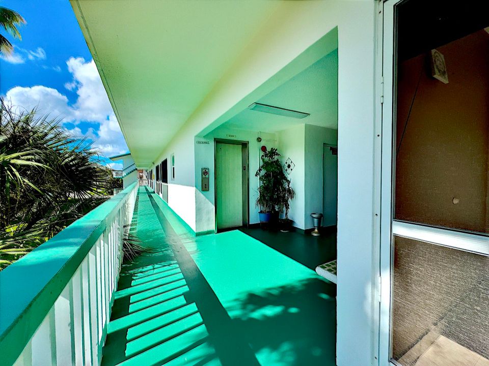 For Sale: $100,000 (1 beds, 1 baths, 720 Square Feet)