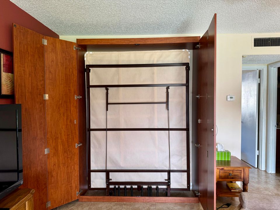 For Sale: $100,000 (1 beds, 1 baths, 720 Square Feet)