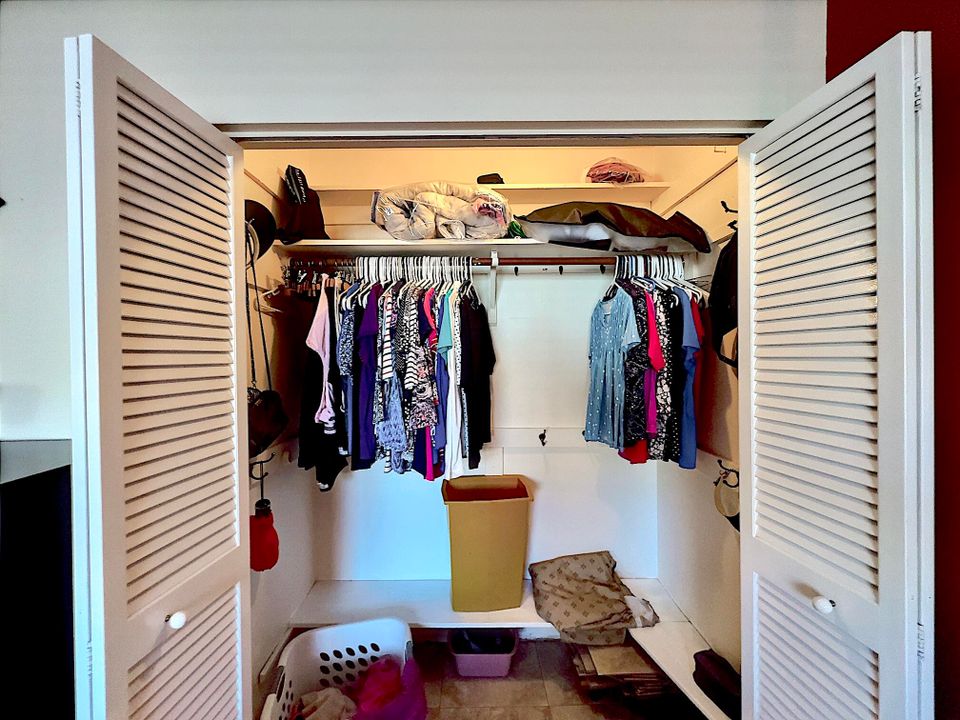 For Sale: $100,000 (1 beds, 1 baths, 720 Square Feet)