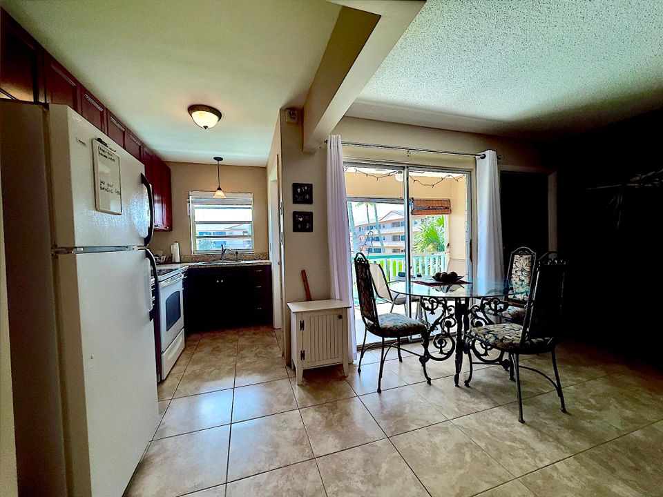 For Sale: $100,000 (1 beds, 1 baths, 720 Square Feet)