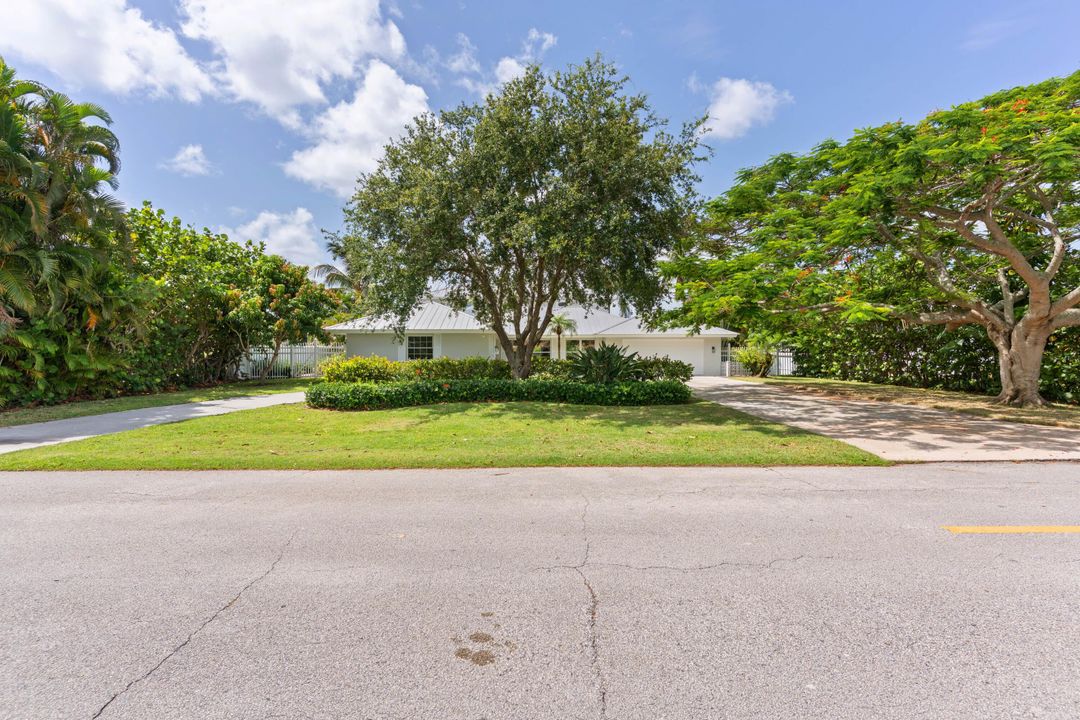 For Sale: $1,920,000 (4 beds, 4 baths, 3297 Square Feet)