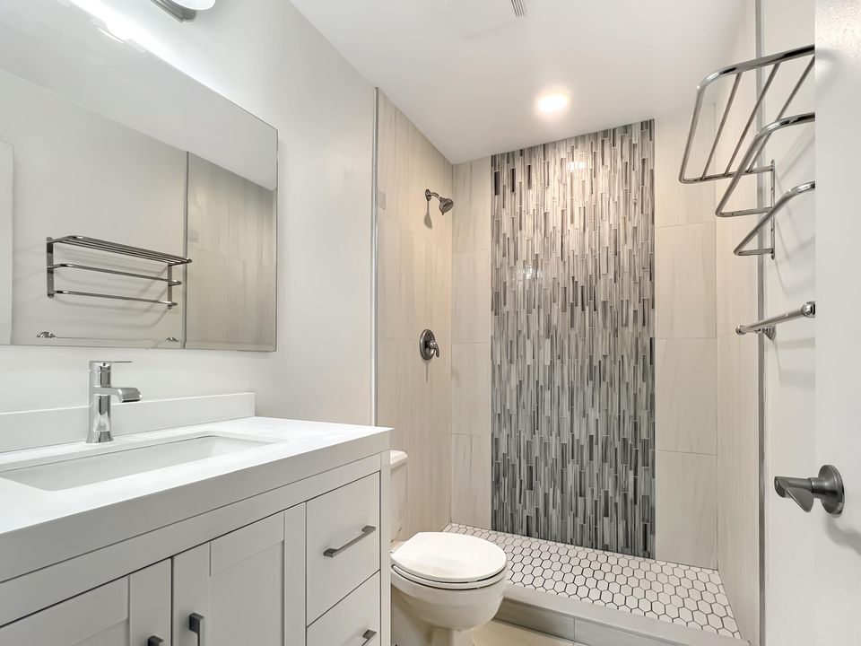 Active With Contract: $282,500 (2 beds, 2 baths, 978 Square Feet)