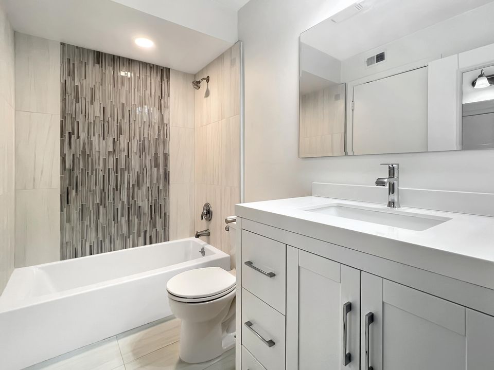 Active With Contract: $282,500 (2 beds, 2 baths, 978 Square Feet)