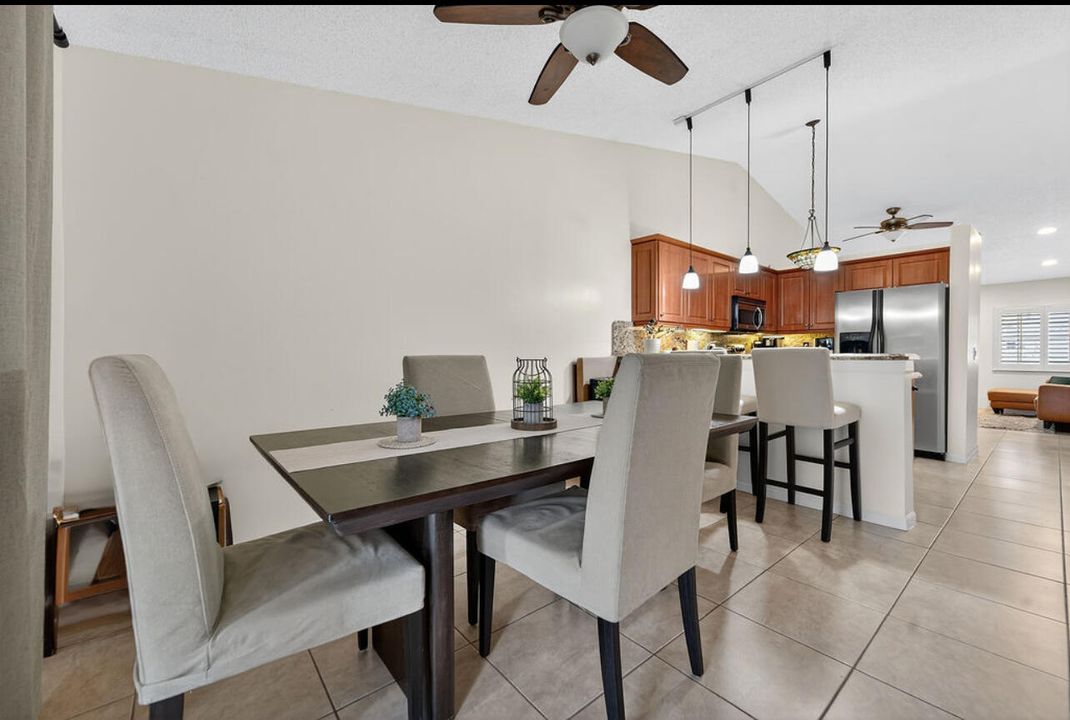 Activo con contrato: $325,000 (2 camas, 2 baños, 1044 Pies cuadrados)