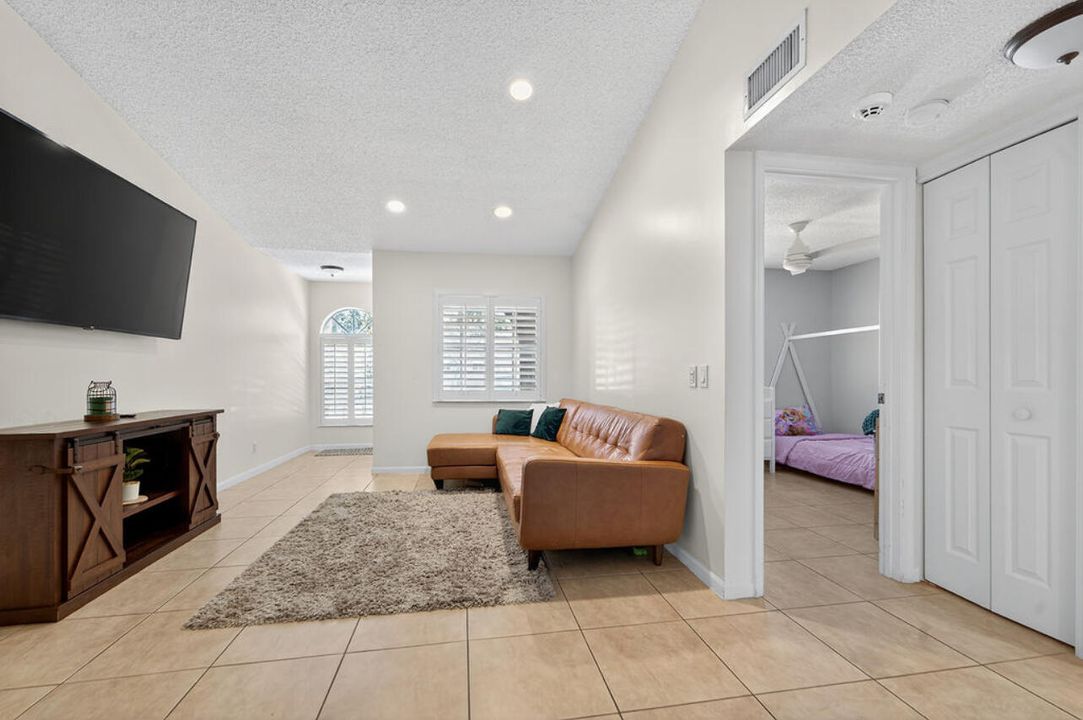 Activo con contrato: $325,000 (2 camas, 2 baños, 1044 Pies cuadrados)