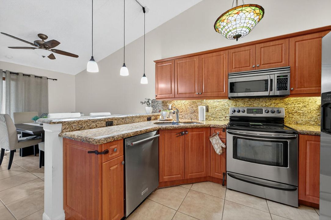 Activo con contrato: $325,000 (2 camas, 2 baños, 1044 Pies cuadrados)