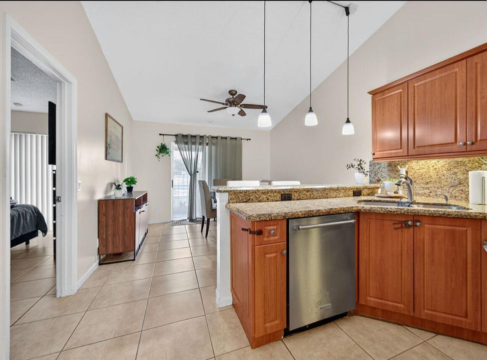 Activo con contrato: $325,000 (2 camas, 2 baños, 1044 Pies cuadrados)