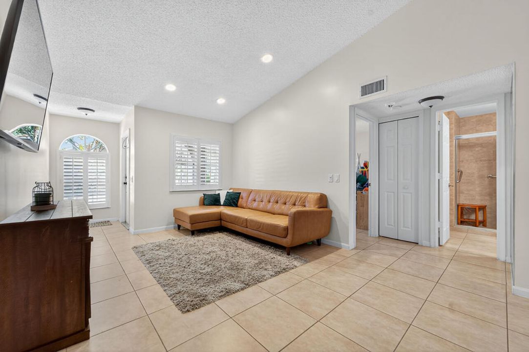 Activo con contrato: $325,000 (2 camas, 2 baños, 1044 Pies cuadrados)