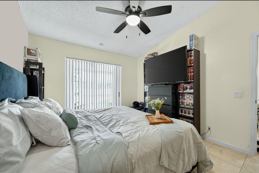 Activo con contrato: $325,000 (2 camas, 2 baños, 1044 Pies cuadrados)