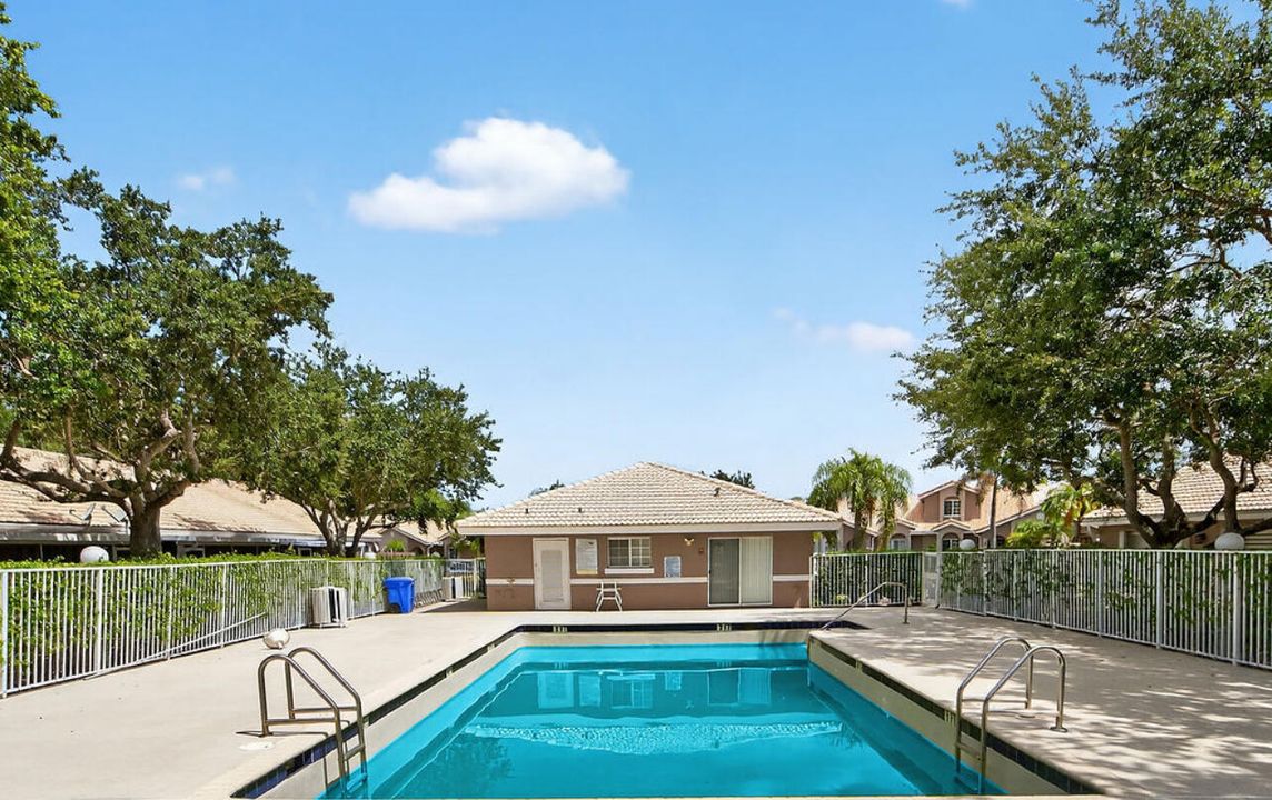 Activo con contrato: $325,000 (2 camas, 2 baños, 1044 Pies cuadrados)