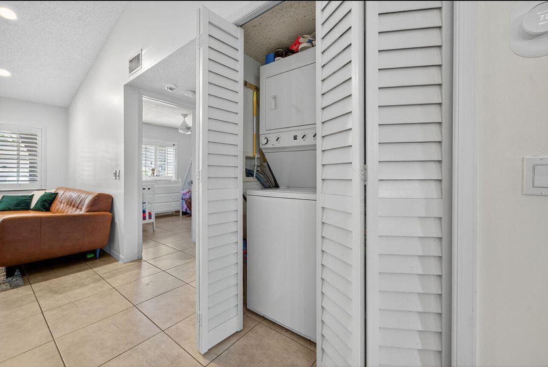 Activo con contrato: $325,000 (2 camas, 2 baños, 1044 Pies cuadrados)