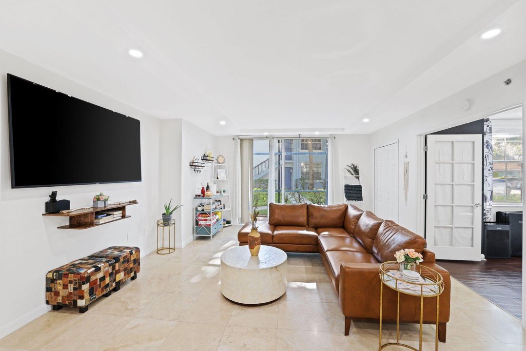 合同活跃: $399,000 (3 贝兹, 3 浴室, 1438 平方英尺)