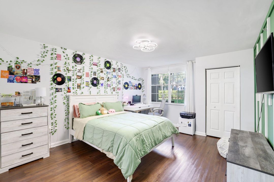 合同活跃: $399,000 (3 贝兹, 3 浴室, 1438 平方英尺)