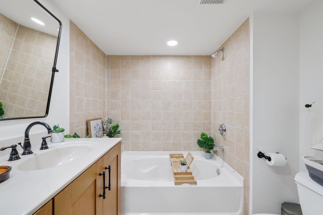 合同活跃: $399,000 (3 贝兹, 3 浴室, 1438 平方英尺)