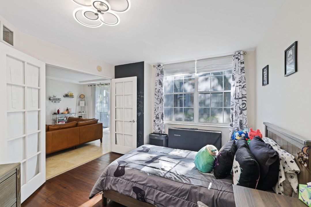 合同活跃: $399,000 (3 贝兹, 3 浴室, 1438 平方英尺)