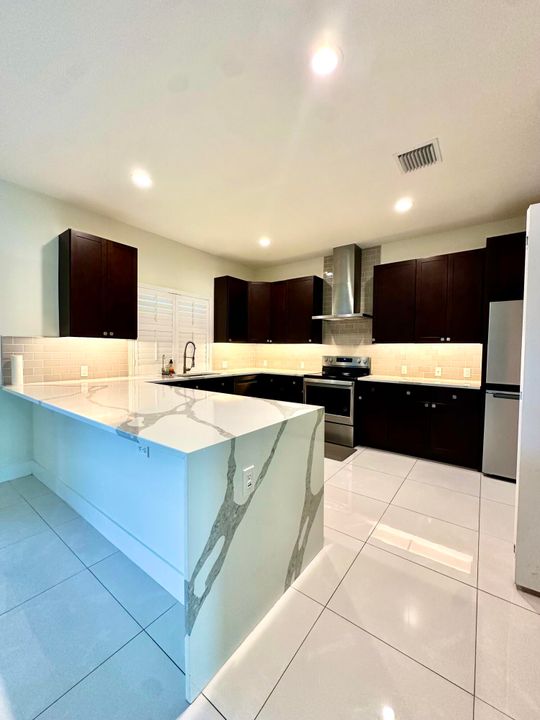 Activo con contrato: $525,000 (4 camas, 3 baños, 1932 Pies cuadrados)