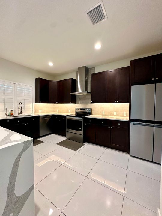 Activo con contrato: $525,000 (4 camas, 3 baños, 1932 Pies cuadrados)