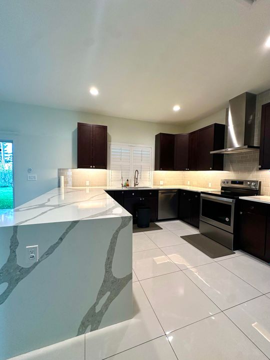 Activo con contrato: $525,000 (4 camas, 3 baños, 1932 Pies cuadrados)