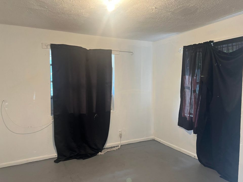 For Sale: $160,000 (3 beds, 1 baths, 829 Square Feet)