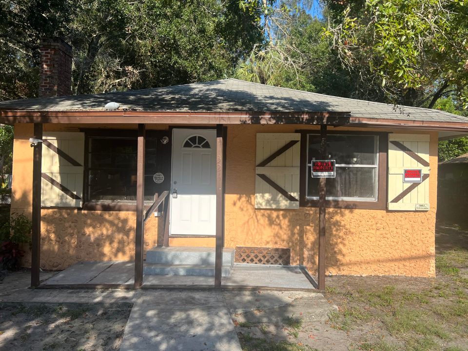 For Sale: $160,000 (3 beds, 1 baths, 829 Square Feet)