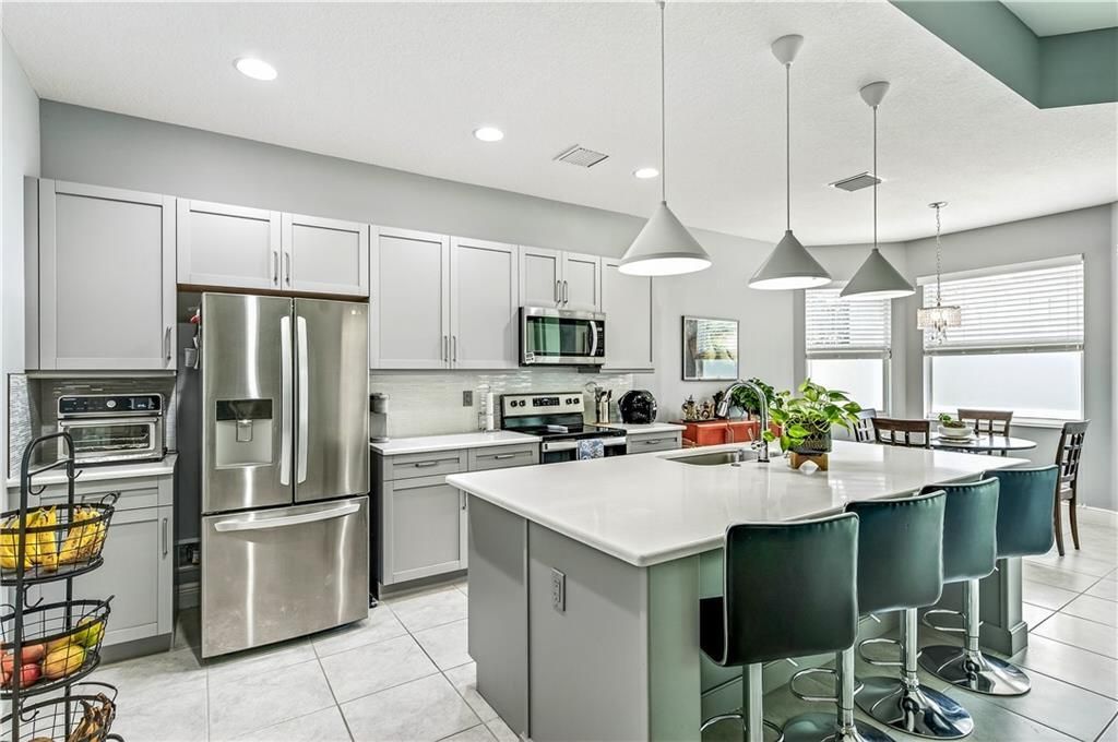 Activo con contrato: $350,000 (3 camas, 2 baños, 1664 Pies cuadrados)