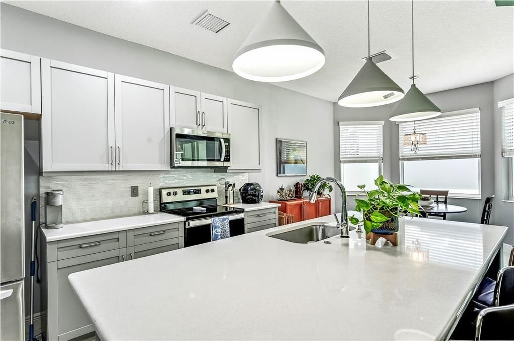 Activo con contrato: $350,000 (3 camas, 2 baños, 1664 Pies cuadrados)