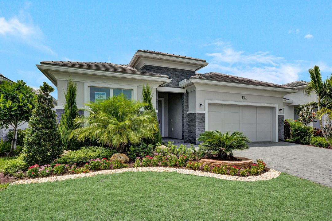 Recently Sold: $949,000 (3 beds, 2 baths, 2372 Square Feet)