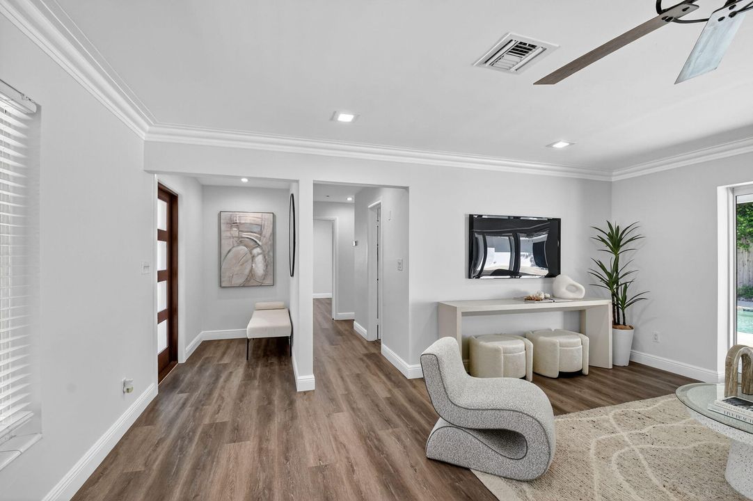 合同活跃: $975,000 (3 贝兹, 2 浴室, 1908 平方英尺)