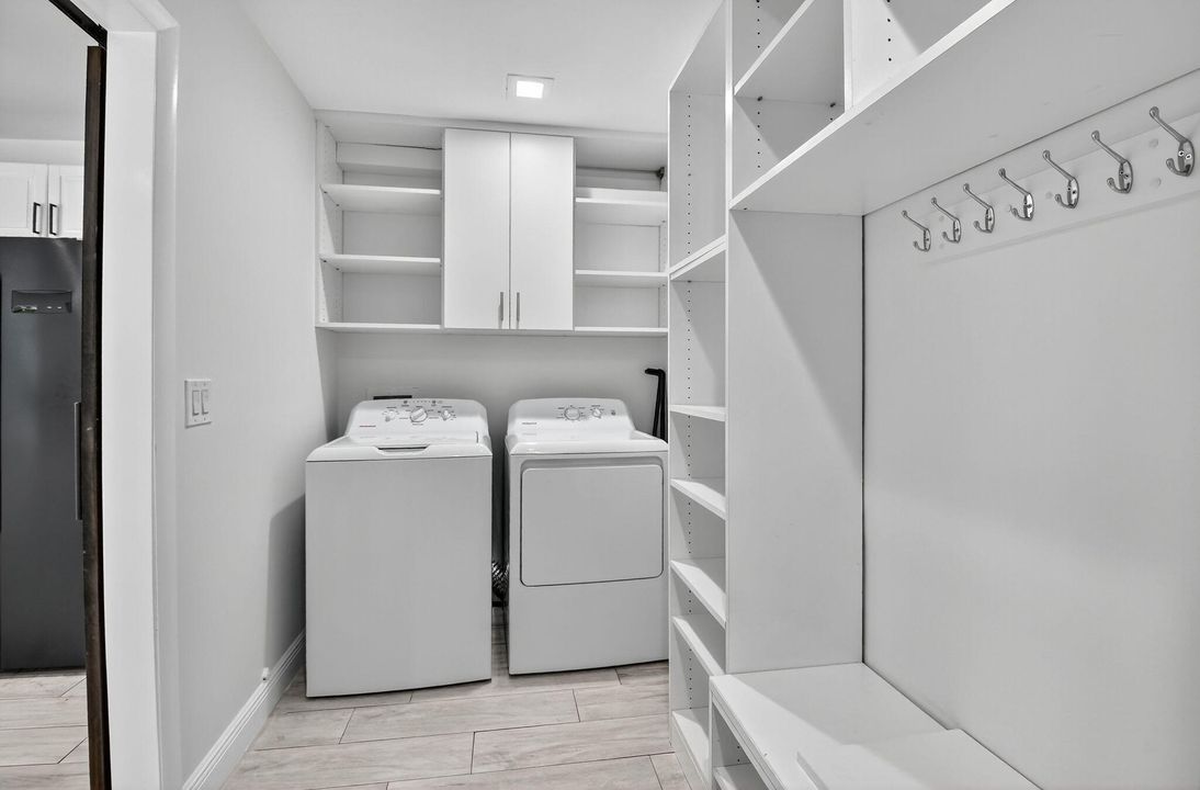 合同活跃: $975,000 (3 贝兹, 2 浴室, 1908 平方英尺)