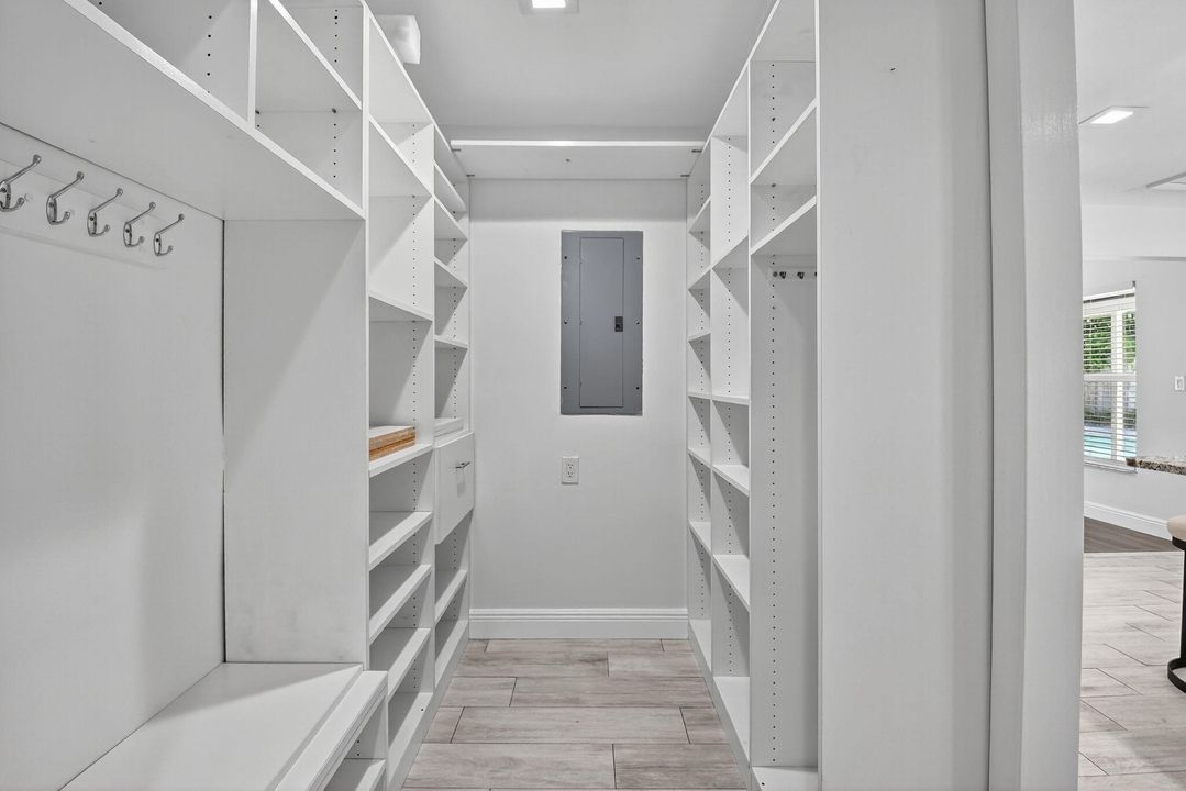 合同活跃: $975,000 (3 贝兹, 2 浴室, 1908 平方英尺)