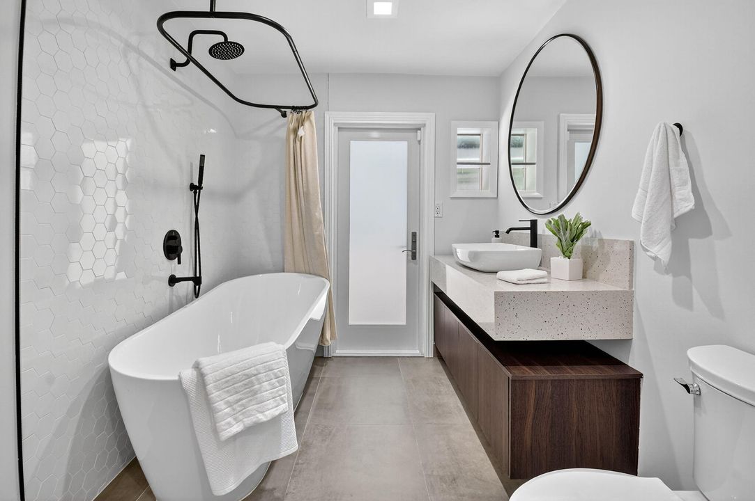 合同活跃: $975,000 (3 贝兹, 2 浴室, 1908 平方英尺)