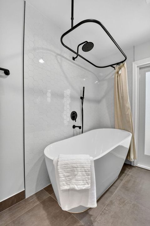 合同活跃: $975,000 (3 贝兹, 2 浴室, 1908 平方英尺)